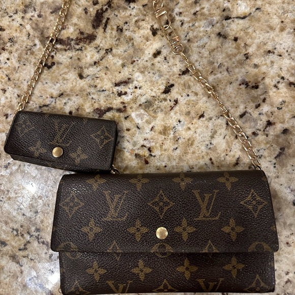 Bundle of Authentic Louis Vuitton Sarah wallet and 4 ring key holder on chain - Picture 4 of 5